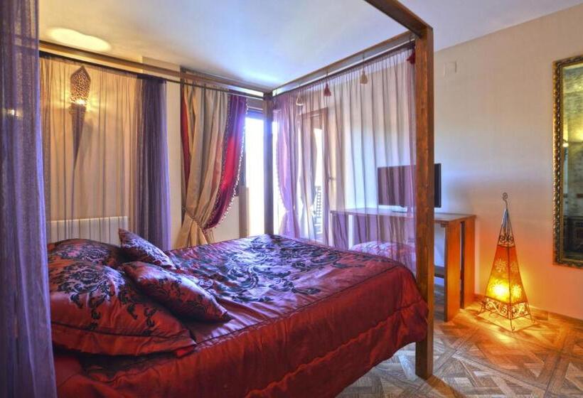 سوییت, Hostal Mont Royal
