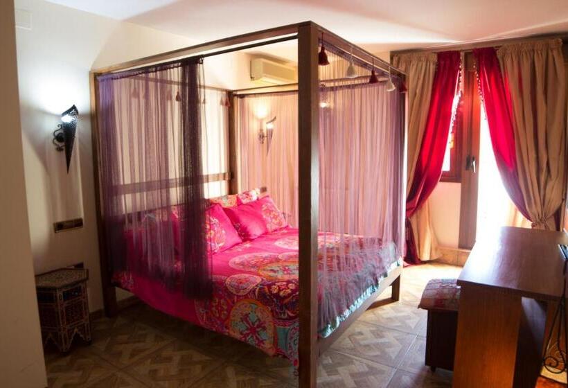 سوییت, Hostal Mont Royal