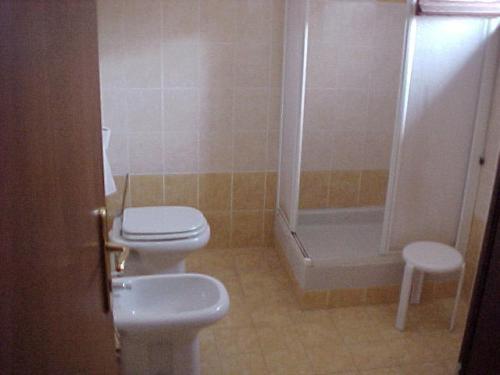 Standard Triple Room, Agli Artisti