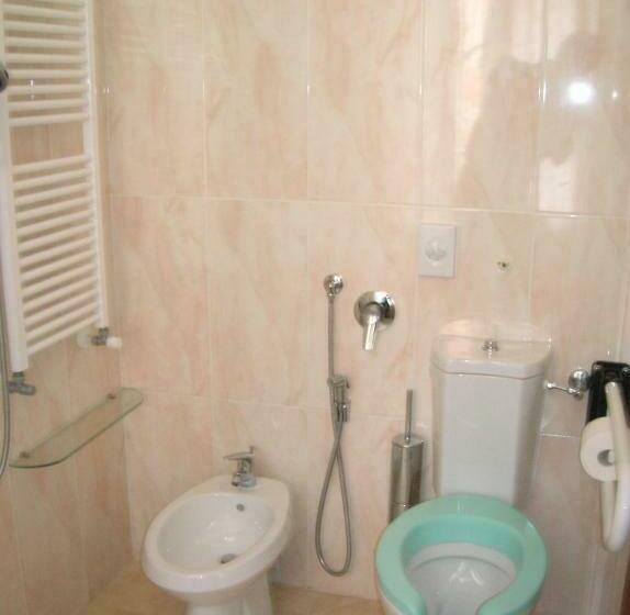 Standard Single Room, Agli Artisti