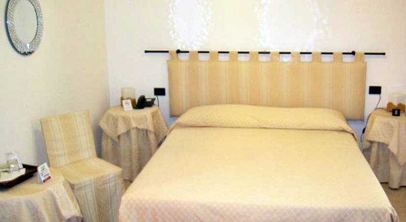 Standard Single Room, Agli Artisti