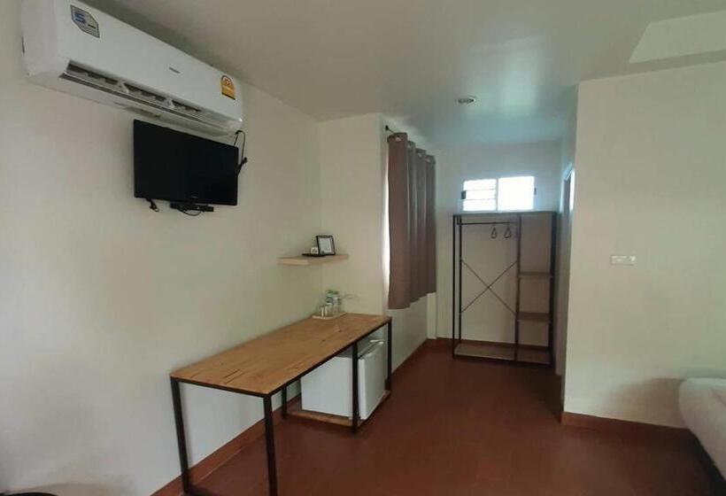 اتاق استاندارد با چشم‌انداز استخر, Phenwaree Amphawa Resort