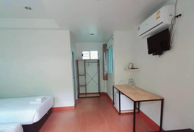 اتاق استاندارد با چشم‌انداز استخر, Phenwaree Amphawa Resort