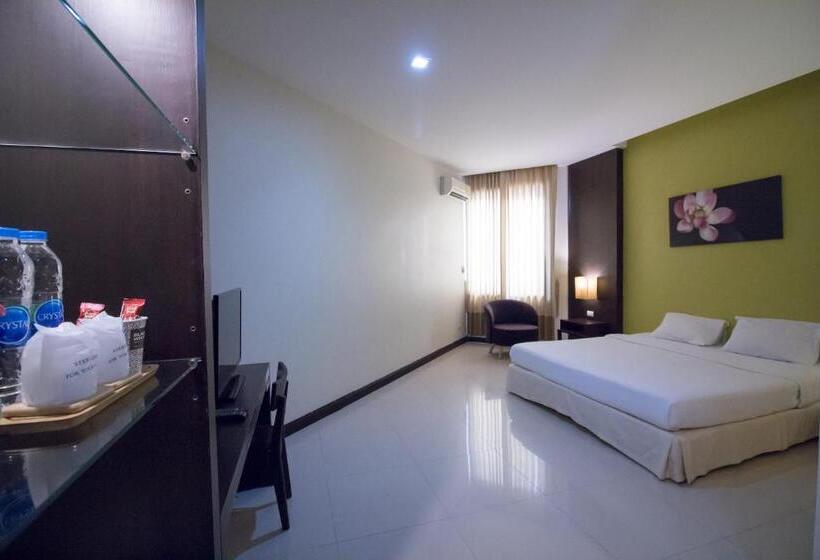 اتاق لوکس با تخت بزرگ, Jumbo House