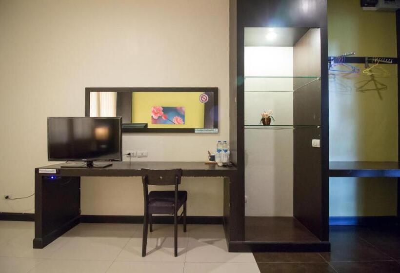 اتاق لوکس با تخت بزرگ, Jumbo House