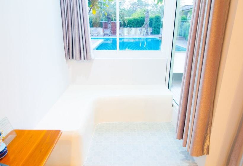 اتاق استاندارد با چشم‌انداز استخر, Thongchai Resort