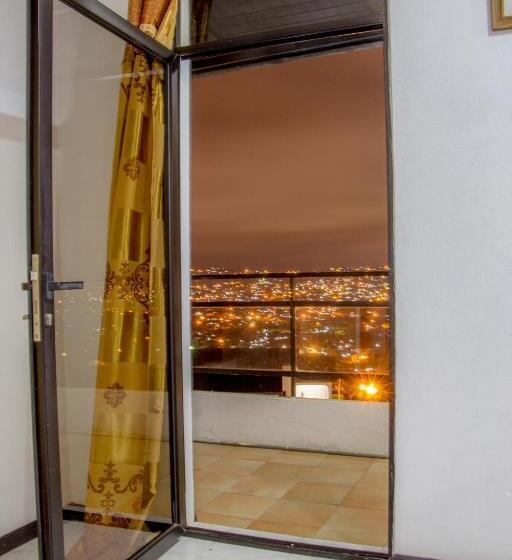سوئیت با تخت بزرگ, Hill View Hotel Mccarthy Hills