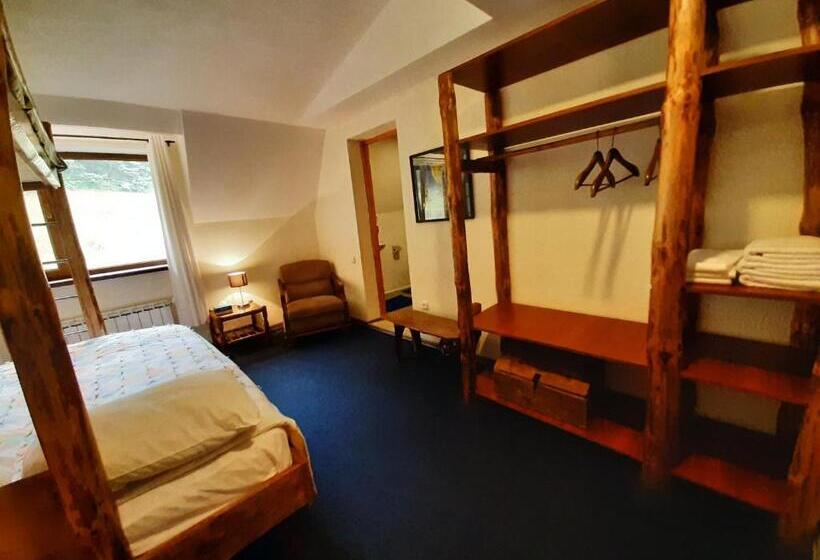 اتاق خانوادگی با چشم‌انداز باغ, Lermont Guest House