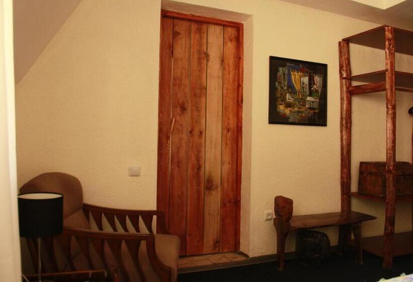 اتاق خانوادگی با چشم‌انداز باغ, Lermont Guest House