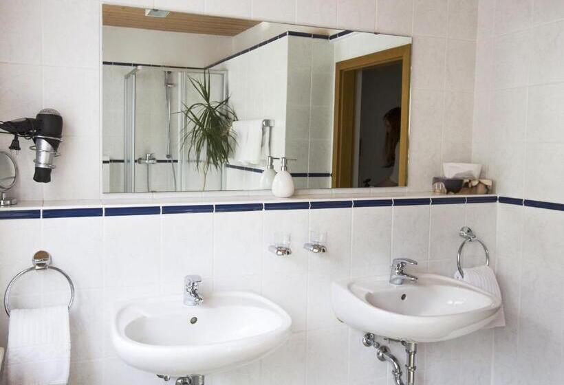 اتاق استاندارد سه نفره, Pension Waldblick Garni
