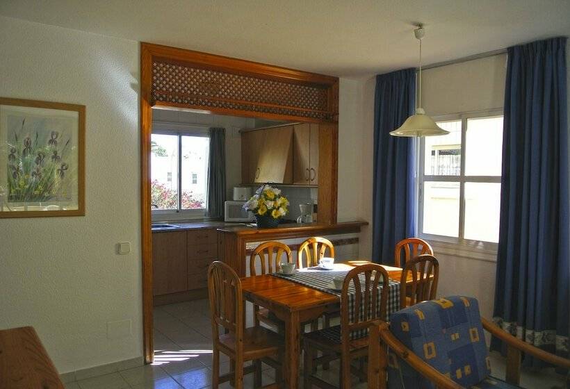 2 Bedroom Apartment with Terrace, Apartamentos Moguima