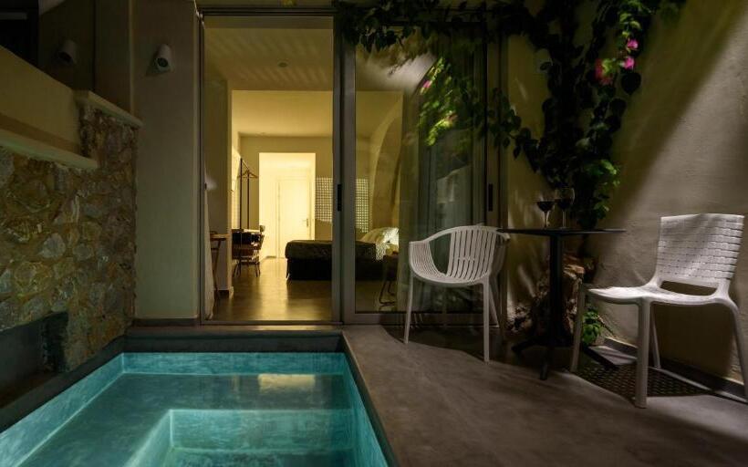 سوئیت جونیور با ماساژ آبی, Afroditi Venus Beach Resort