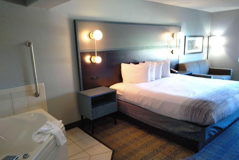 Standard Studio King Bed, Americinn By Wyndham Peoria