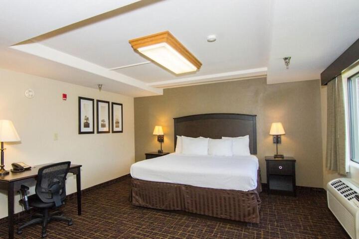 Deluxe Suite King Bed, Americinn By Wyndham Peoria