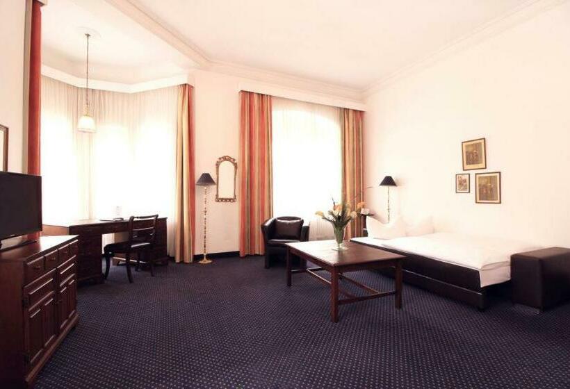 Standard Quadruple Room, Der Fuerstenhof