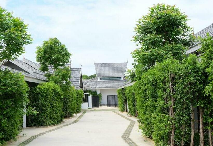 스탠다드 룸 킹사이즈 침대, Me2 Singhamuntra Resort Kamphaengsaen