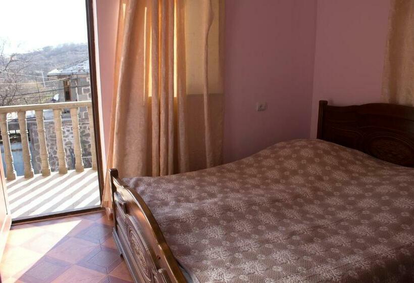 اتاق اکونومی, Tatev Shinuhayr