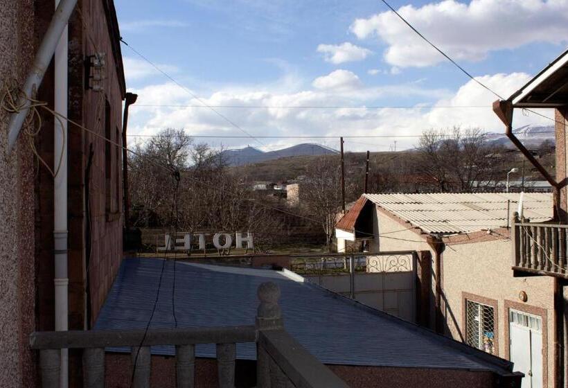 اتاق لوکس با بالکن, Tatev Shinuhayr