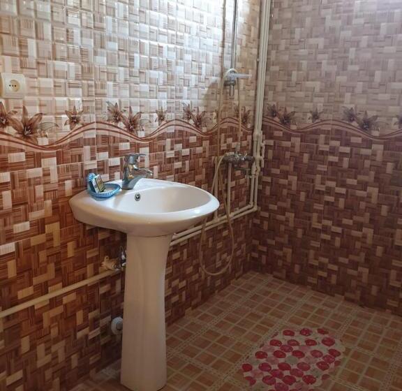 Economy Triple Room, Tatev Shinuhayr