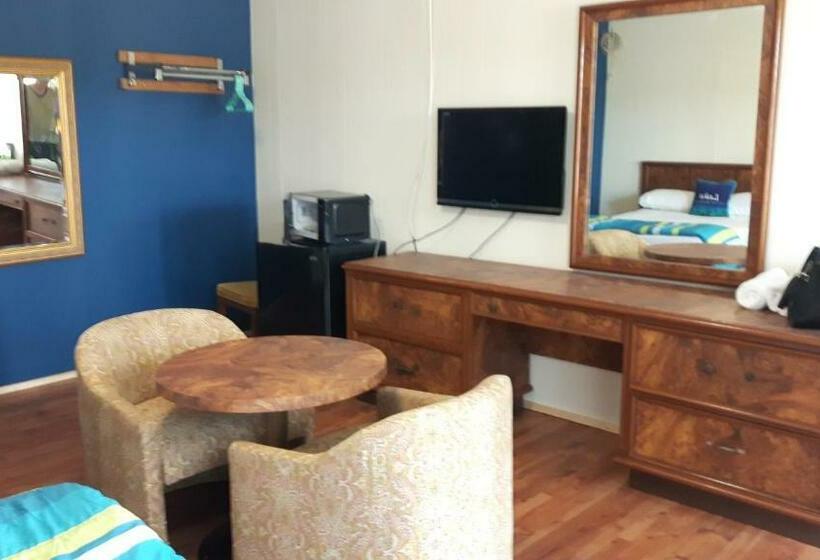 اتاق استاندارد چهار تخته, All Tucked Inn