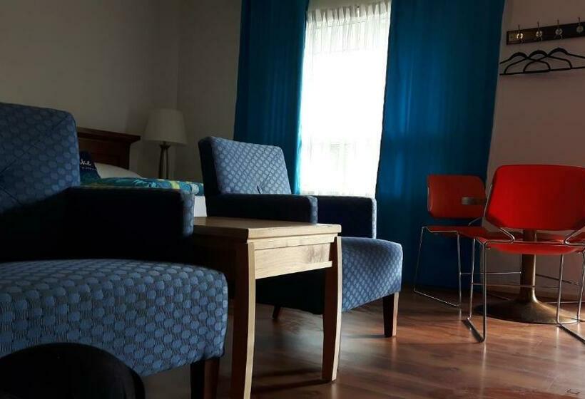 اتاق خانوادگی, All Tucked Inn