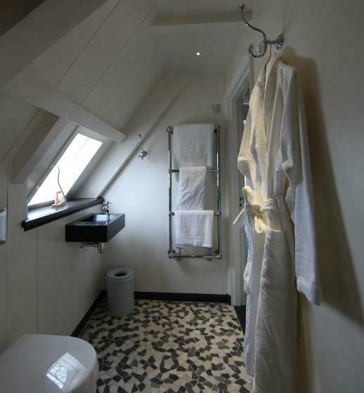 اتاق استاندارد چهار تخته, Inn On The Lake