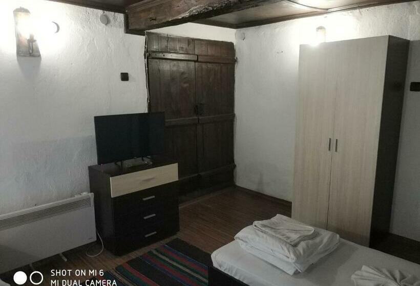 اتاق استاندارد چهار تخته, Papanovata House