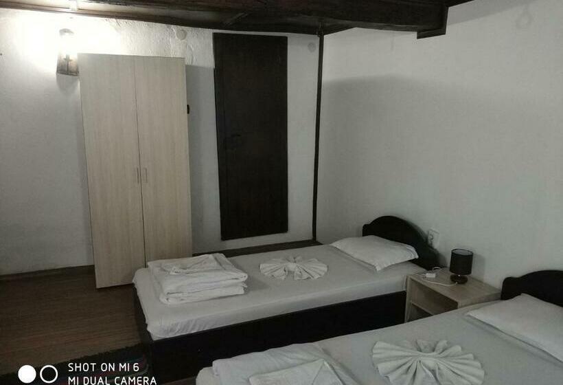 اتاق استاندارد چهار تخته, Papanovata House