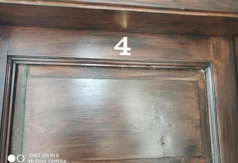 اتاق خانوادگی با چشم‌انداز باغ, Papanovata House