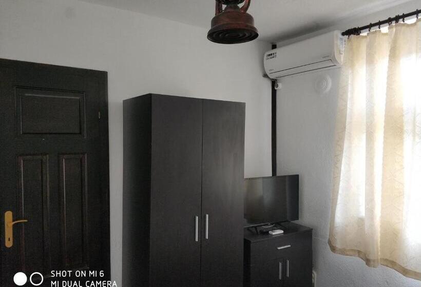 اتاق استاندارد سه نفره, Papanovata House