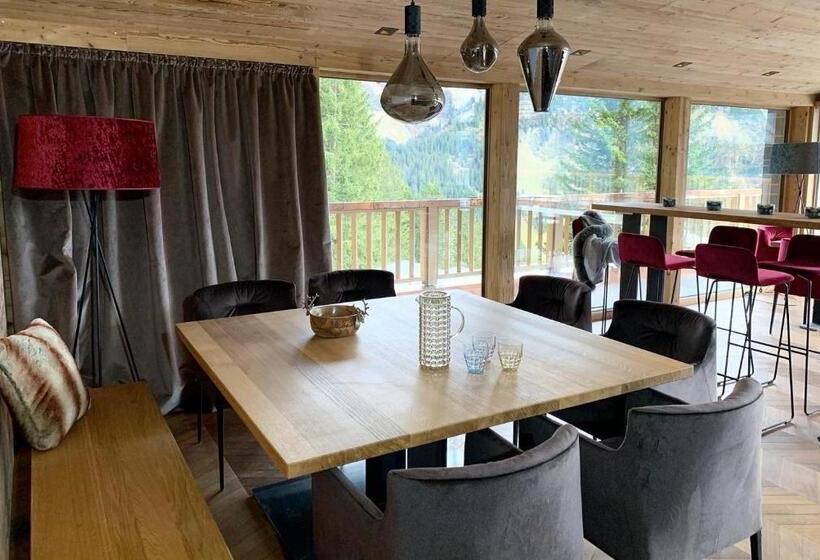 کلبه ییلاقی, Skilodge Oberlech