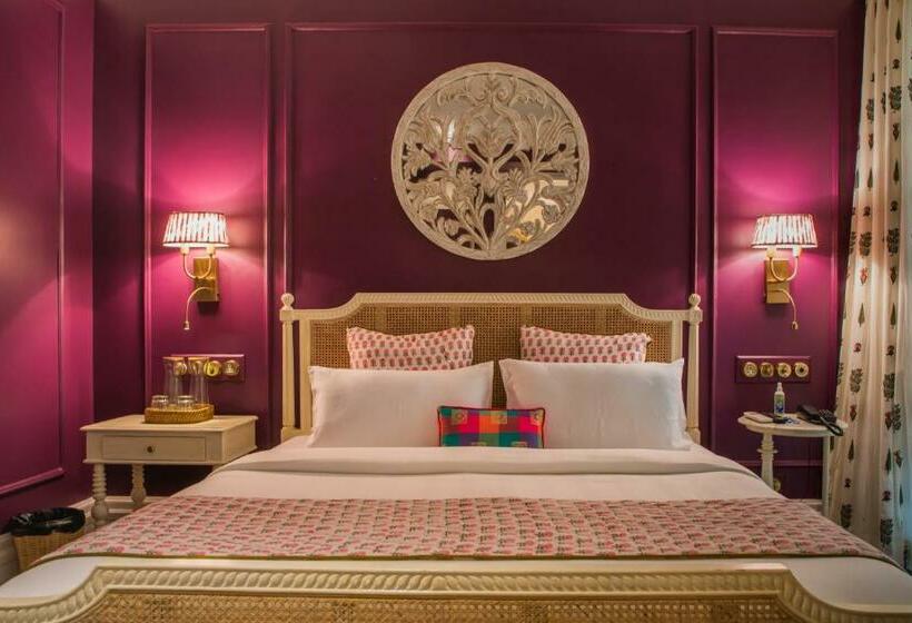 اتاق لوکس با بالکن, Red Thread Calangute