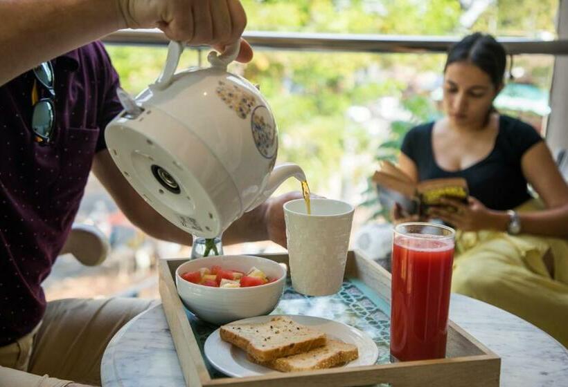 اتاق لوکس با بالکن, Red Thread Calangute