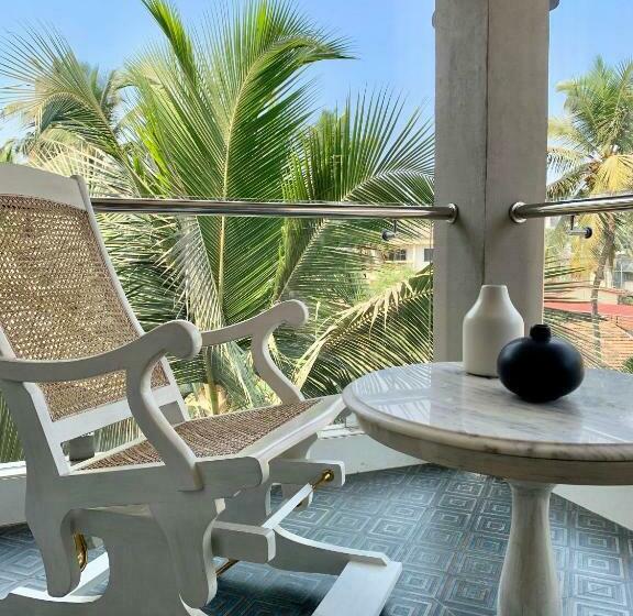 اتاق لوکس با بالکن, Red Thread Calangute