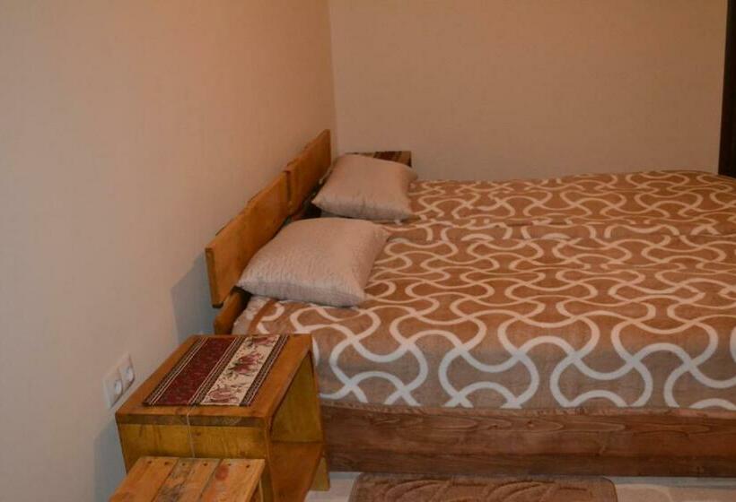 اتاق استاندارد با چشم‌انداز کوهستان, Bjnihouse, Guest House