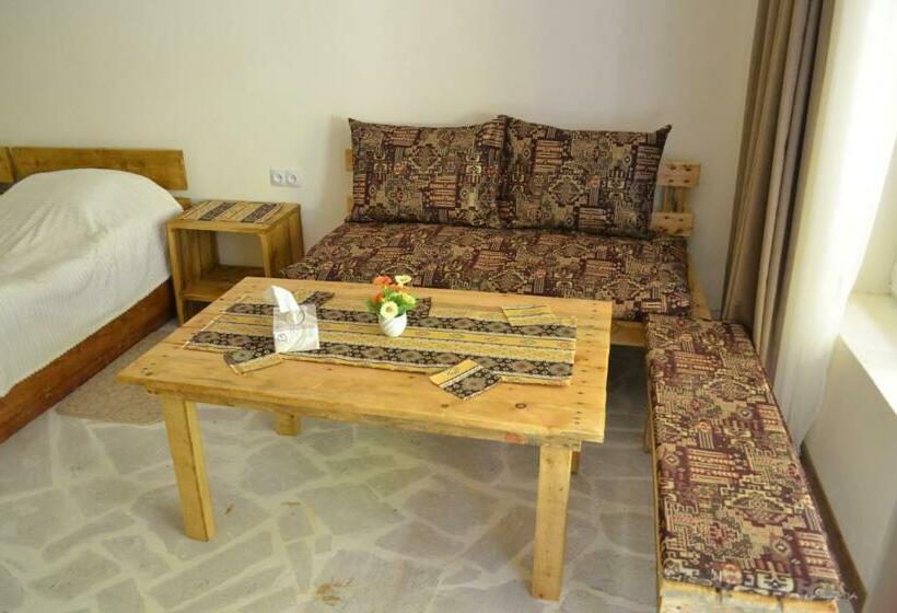 اتاق استاندارد با چشم‌انداز کوهستان, Bjnihouse, Guest House