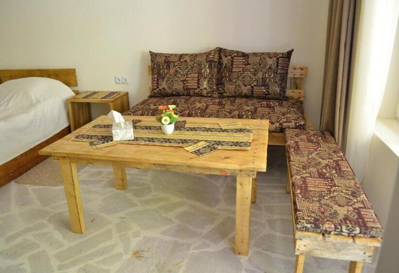 اتاق استاندارد با چشم‌انداز کوهستان, Bjnihouse, Guest House