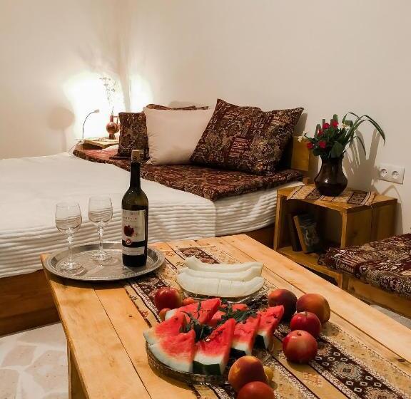 اتاق استاندارد با چشم‌انداز کوهستان, Bjnihouse, Guest House