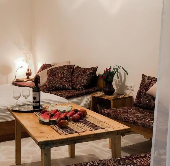 اتاق استاندارد با چشم‌انداز کوهستان, Bjnihouse, Guest House