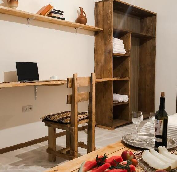 اتاق استاندارد با چشم‌انداز کوهستان, Bjnihouse, Guest House