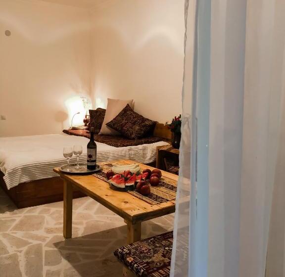 اتاق استاندارد با چشم‌انداز کوهستان, Bjnihouse, Guest House