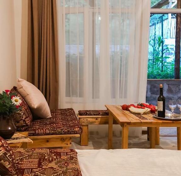 اتاق استاندارد با چشم‌انداز کوهستان, Bjnihouse, Guest House