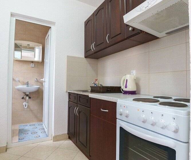 استودیوی استاندارد, Anika Apart