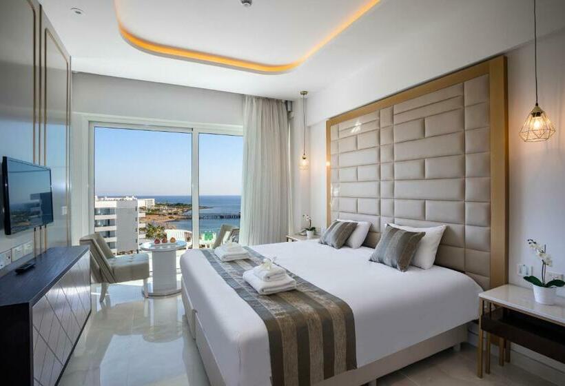 Familie Suite, Constantinos The Great Beach