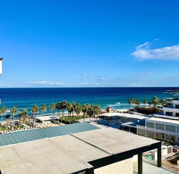 اتاق اساندارد با چشم‌انداز جانبی به دریا, Constantinos The Great Beach