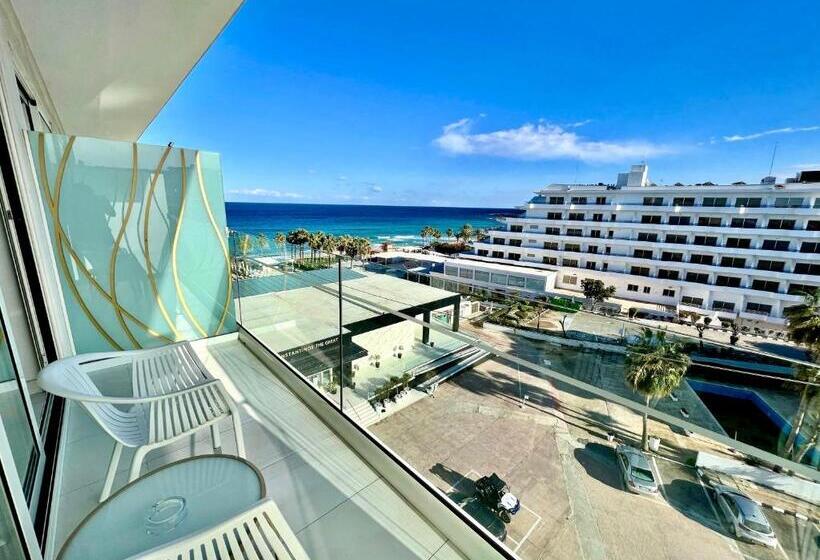 اتاق اساندارد با چشم‌انداز جانبی به دریا, Constantinos The Great Beach