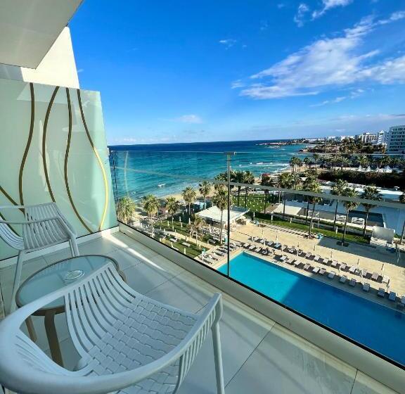 اتاق استاندارد با چشم‌انداز دریا, Constantinos The Great Beach