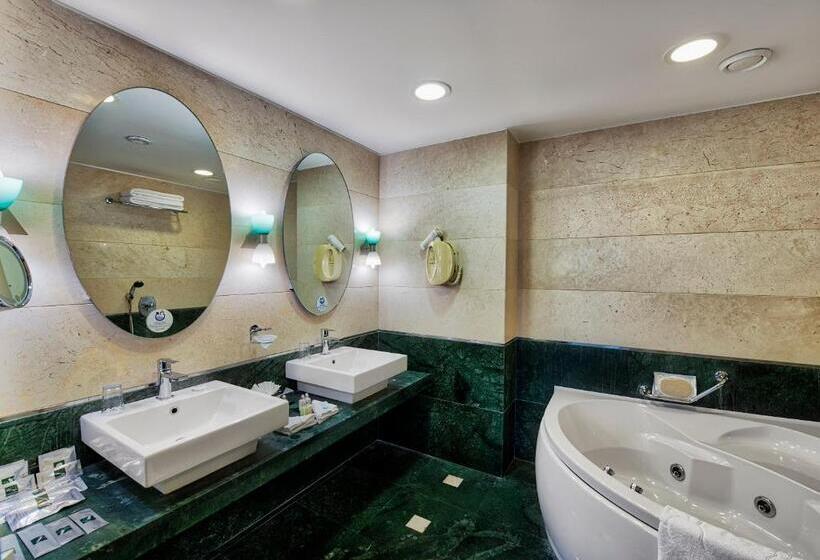 سوئیت با تخت بزرگ, Grand Hotel Konya