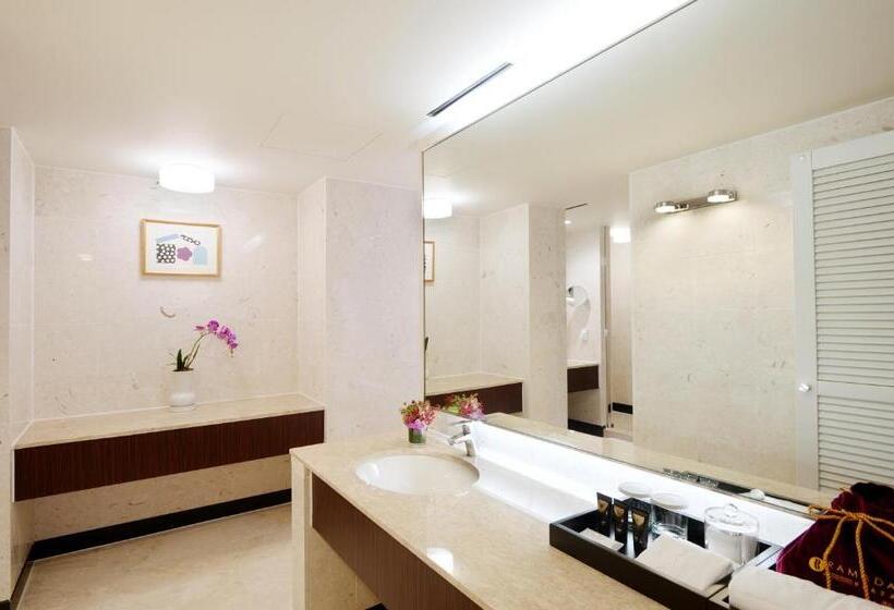 Люкс Кровать Кинг, Ramada Plaza By Wyndham Jeju Ocean Front