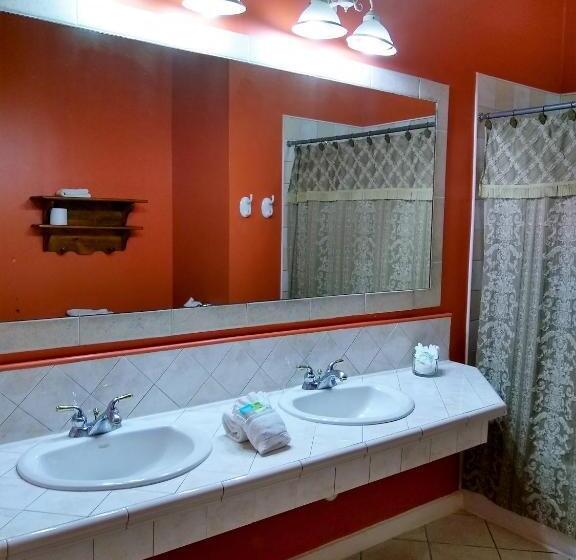 اتاق سوپریور با تخت بزرگ, The Great House Inn